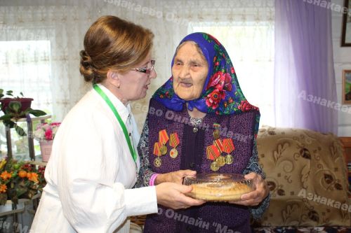 100-летняя жительница Азнакаевского района Мухассана Рахманова проголосовала на выборах Раиса РТ