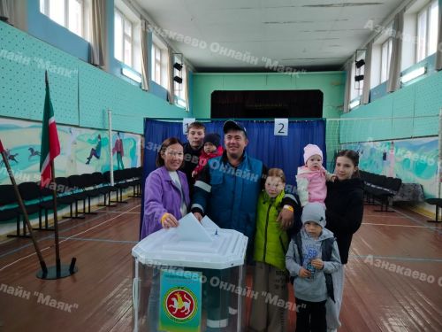 Илбәк авылында яшәүче Абдулвалиевлар сайлауга зур гаиләләре белән килде