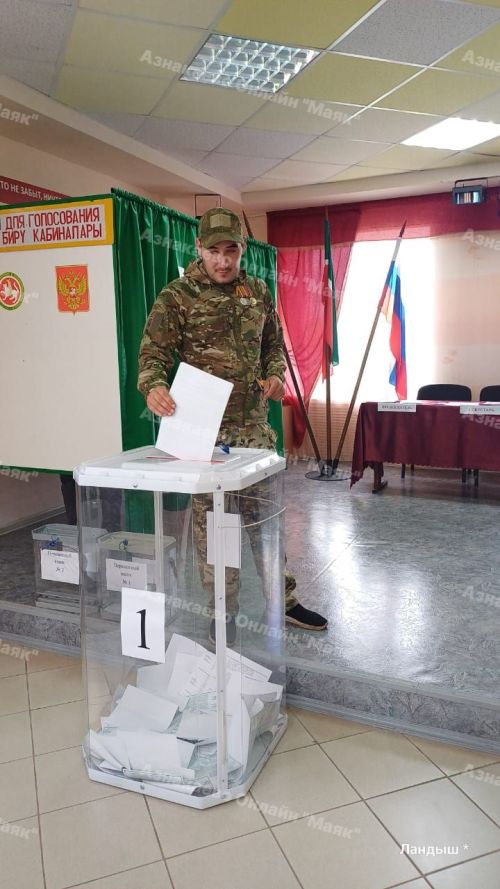 В Азнакаевском районе проголосовал военный, прибывший в отпуск из зоны СВО