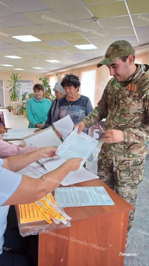В Азнакаевском районе проголосовал военный, прибывший в отпуск из зоны СВО