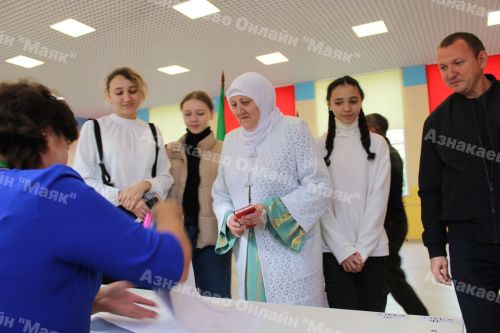 Азнакайда 130 ел стажы булган укытучылар династиясе тавыш бирде