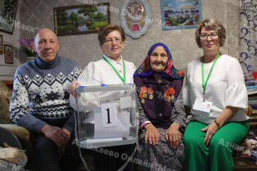 100-летняя жительница Азнакаевского района Мухассана Рахманова проголосовала на выборах Раиса РТ