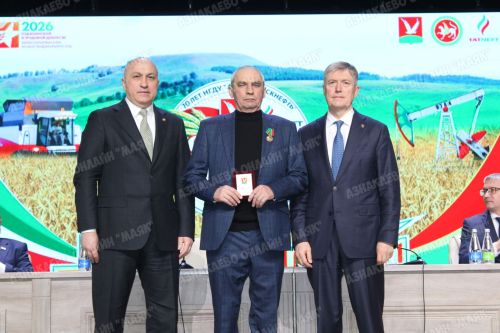 Рөстәм Нигъмәтуллин Азнакайда яңа пар казаннары бинасы төзелеше белән танышты
