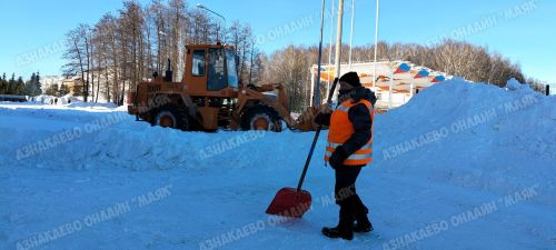 Азнакайда кар стихиясе белән көрәшәләр