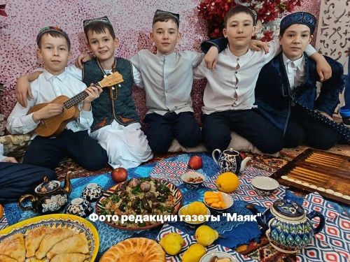 Яз күңелләрне берләштерә: Азнакай гимназиясендә Наүрүзне күңелле каршы алдылар