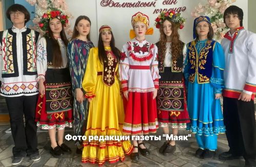 Яз күңелләрне берләштерә: Азнакай гимназиясендә Наүрүзне күңелле каршы алдылар