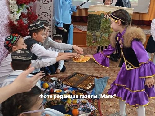 Яз күңелләрне берләштерә: Азнакай гимназиясендә Наүрүзне күңелле каршы алдылар