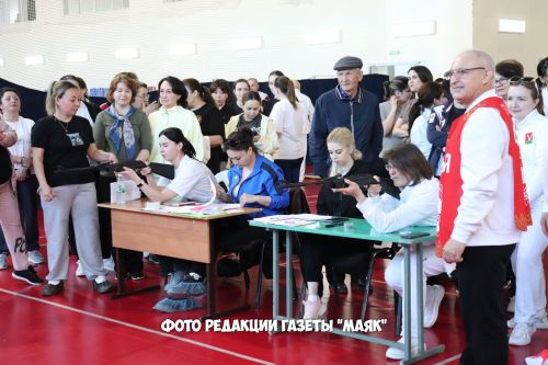 Сәламәтлеккә янә бер адым: район муниципаль хезмәткәрләре ГТО нормативларын тапшырды
