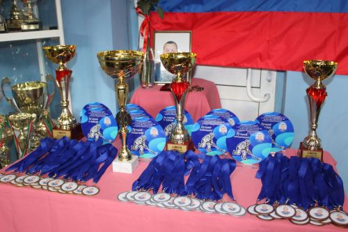 Боз өстендә көрәш: Азнакайда герой истәлегенә хоккей турниры бара