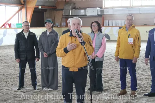 Актүбә бистәсендә ир-атлар ат өстендә көрәшәләр
