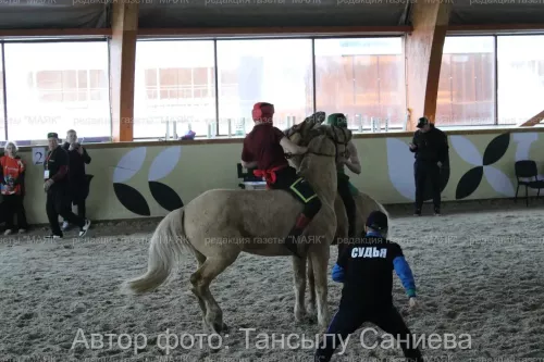 Актүбә бистәсендә ир-атлар ат өстендә көрәшәләр