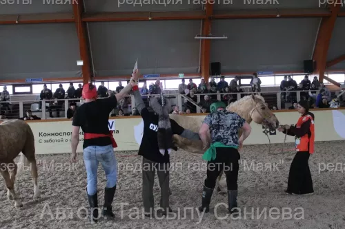 Актүбә бистәсендә ир-атлар ат өстендә көрәшәләр