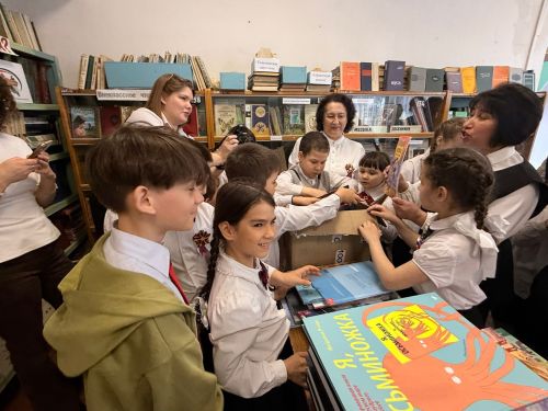 «Татнефть» хәйрия фонды Җиңү бистәсе мәктәбенә 442 китап бүләк итте