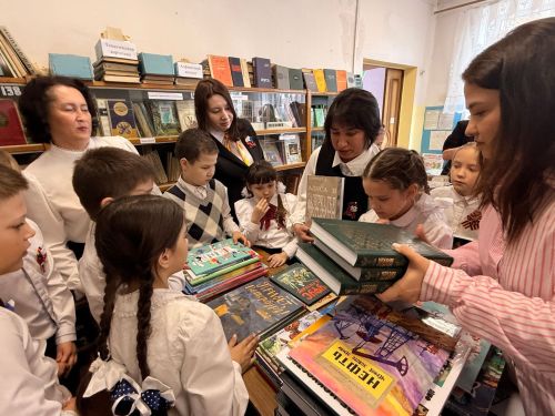 «Татнефть» хәйрия фонды Җиңү бистәсе мәктәбенә 442 китап бүләк итте