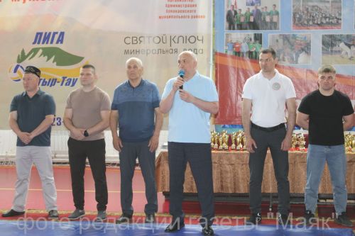 Азнакай көрәшчеләре батырлар истәлегенә келәмдә көч сынашты