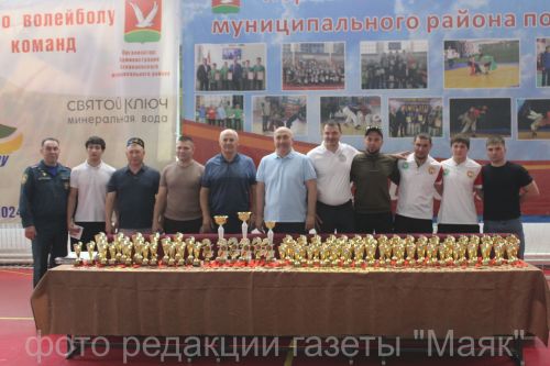 Азнакай көрәшчеләре батырлар истәлегенә келәмдә көч сынашты