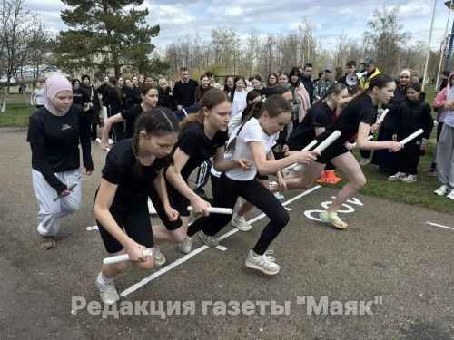 В поселке Актюбинский прошла легкоатлетическая эстафета между школами