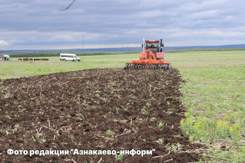 Азнакай сабанчылары үзләренең осталыгын сынады: районның иң уңган механизаторлары ачыкланды