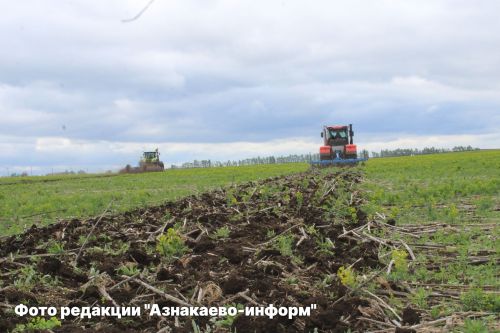 Азнакай сабанчылары үзләренең осталыгын сынады: районның иң уңган механизаторлары ачыкланды