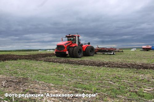 Азнакай сабанчылары үзләренең осталыгын сынады: районның иң уңган механизаторлары ачыкланды