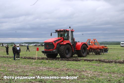 Азнакай сабанчылары үзләренең осталыгын сынады: районның иң уңган механизаторлары ачыкланды