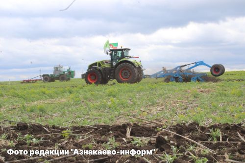 Азнакай сабанчылары үзләренең осталыгын сынады: районның иң уңган механизаторлары ачыкланды