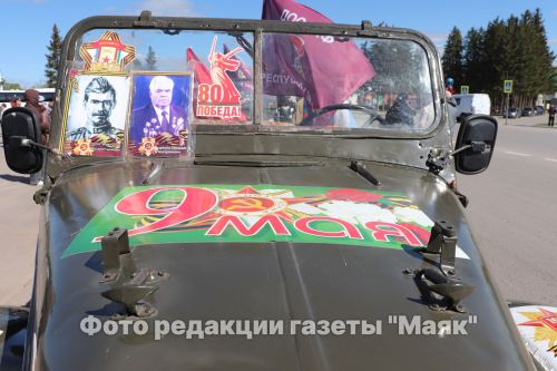 Азнакай шәһәре Җиңү мәйданындагы мемориаль комплекста веноклар, чәчәк бәйләмнәре салынды
