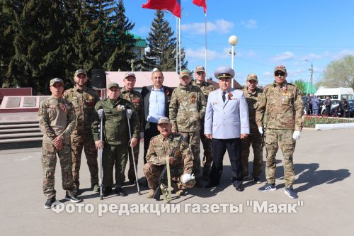 Азнакай шәһәре Җиңү мәйданындагы мемориаль комплекста веноклар, чәчәк бәйләмнәре салынды