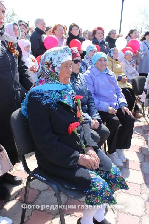 Азнакайда Билгесез солдат һәйкәленә чәчәкләр салынды