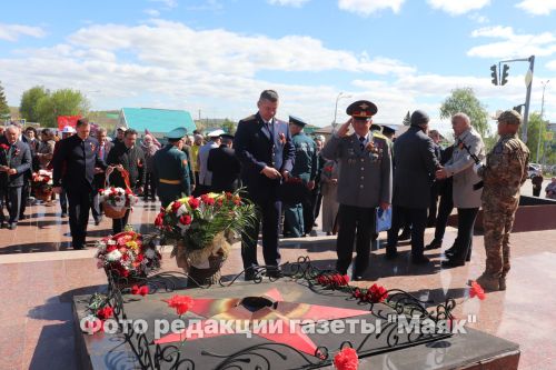 Азнакай шәһәре Җиңү мәйданындагы мемориаль комплекста веноклар, чәчәк бәйләмнәре салынды