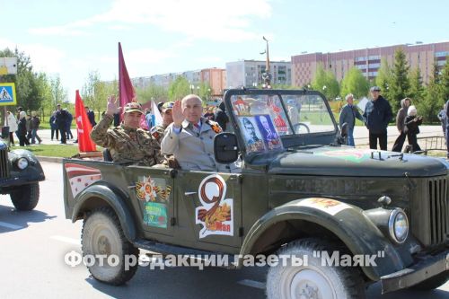 Азнакайда Билгесез солдат һәйкәленә чәчәкләр салынды