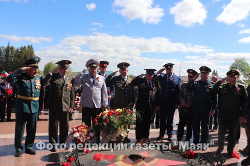 Азнакай шәһәре Җиңү мәйданындагы мемориаль комплекста веноклар, чәчәк бәйләмнәре салынды