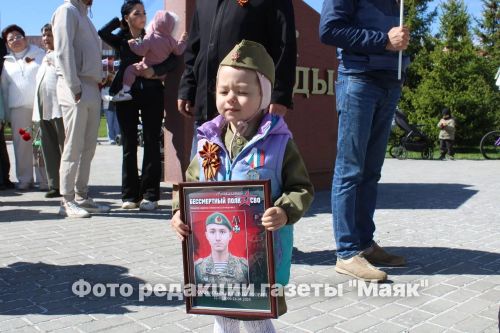 Азнакайда Билгесез солдат һәйкәленә чәчәкләр салынды