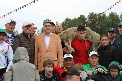 Сила на ковре: знакомимся с самыми ловкими борцами азнакаевского Сабантуя
