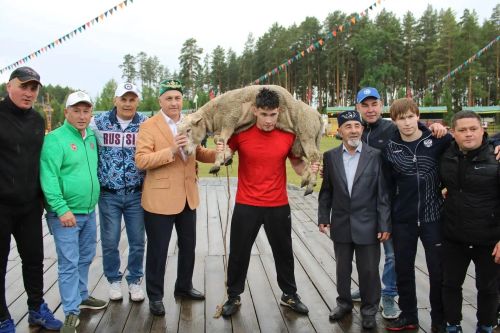 Сила на ковре: знакомимся с самыми ловкими борцами азнакаевского Сабантуя