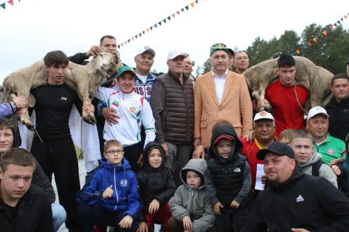 Сила на ковре: знакомимся с самыми ловкими борцами азнакаевского Сабантуя