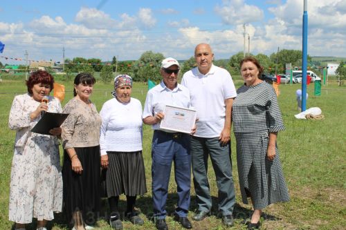 Азнакайда ветераннар Сабан туе узды: Урсайда өлкәннәр капчык киеп йөгерде, аркан тартты һәм биеде