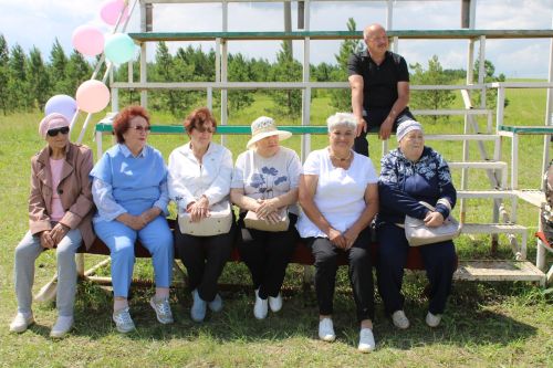 Азнакайда ветераннар Сабан туе узды: Урсайда өлкәннәр капчык киеп йөгерде, аркан тартты һәм биеде