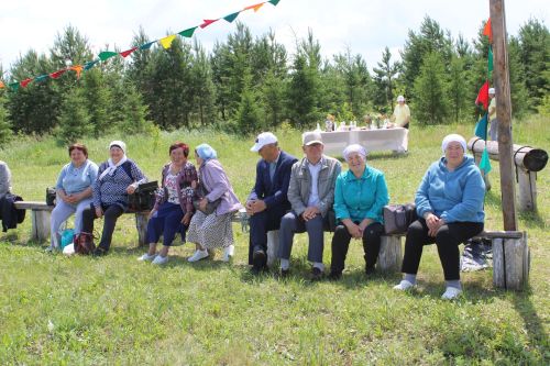 Азнакайда ветераннар Сабан туе узды: Урсайда өлкәннәр капчык киеп йөгерде, аркан тартты һәм биеде