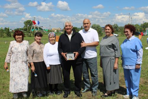 Азнакайда ветераннар Сабан туе узды: Урсайда өлкәннәр капчык киеп йөгерде, аркан тартты һәм биеде