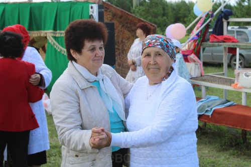 Азнакайда ветераннар Сабан туе узды: Урсайда өлкәннәр капчык киеп йөгерде, аркан тартты һәм биеде