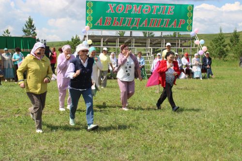 Азнакайда ветераннар Сабан туе узды: Урсайда өлкәннәр капчык киеп йөгерде, аркан тартты һәм биеде