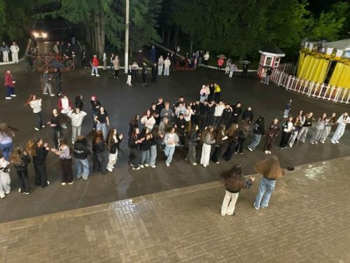 Три школы — один выпускной: в Актюбинском прошел праздник без грусти