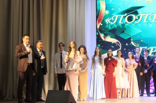Три школы — один выпускной: в Актюбинском прошел праздник без грусти