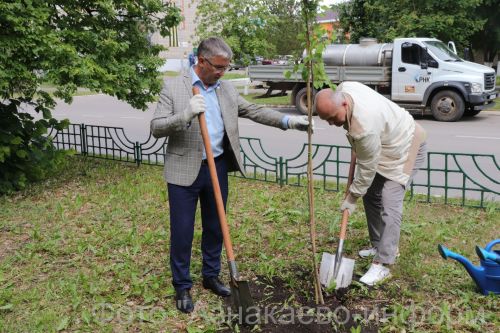Азнакаево зеленеет. Большая экологическая акция в честь 70 - летнего юбилея НГДУ «Азнакаевскнефть».