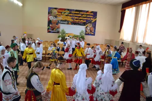 В Азнакаевской гимназии прошёл праздник «Россия говорит на многих языках»