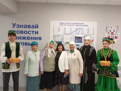 Өлкәннәр мәктәптә диктант язганнар