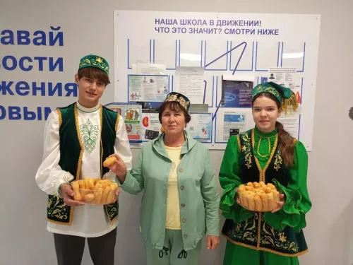 Өлкәннәр мәктәптә диктант язганнар