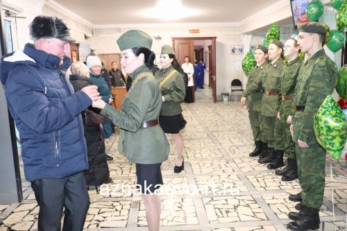 В Азнакаево поздравили защитников Отечества