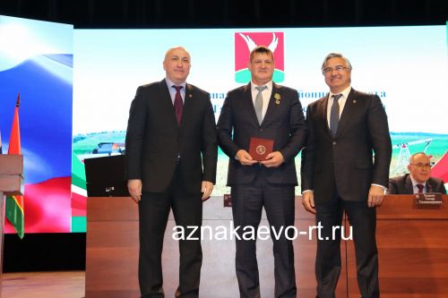 Васил Шәйхразиев: “Азнакай күп күрсәткечләр буенча үрнәк”